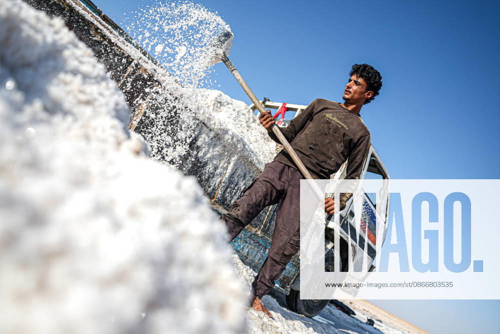 Workers in Syria-Iraq border s Deir ez-Zor Desert make a living from salt DEIR EZ-ZOR, SYRIA - SEPTEMBER 10: Workers laboring in the Deir ez-Zor Desert on the Syria-Iraq border try to support their families with the salt they extract from deep in the ground, enduring scorching heat and thick dust in Deir ez-Zor, Syria on September 10, 2026. After putting the salt they dig out of the earth through various processes, workers gather it with wheelbarrows and load it onto trucks. Despite all these harsh conditions, salt production continues to be one of the most vital sources of livelihood for the local population. Abdulrhman El Ali Anadolu Deir ez-Zor Syria. Editorial use only. Please get in touch for any other usage.