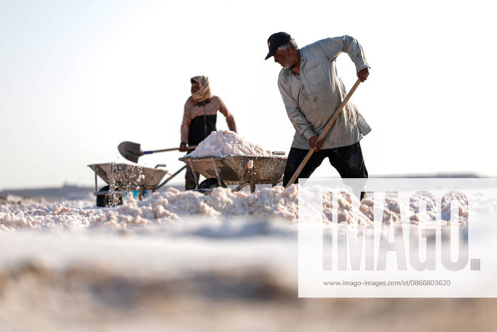 Workers in Syria-Iraq border s Deir ez-Zor Desert make a living from salt DEIR EZ-ZOR, SYRIA - SEPTEMBER 10: Workers laboring in the Deir ez-Zor Desert on the Syria-Iraq border try to support their families with the salt they extract from deep in the ground, enduring scorching heat and thick dust in Deir ez-Zor, Syria on September 10, 2026. After putting the salt they dig out of the earth through various processes, workers gather it with wheelbarrows and load it onto trucks. Despite all these harsh conditions, salt production continues to be one of the most vital sources of livelihood for the local population. Abdulrhman El Ali Anadolu Deir ez-Zor Syria. Editorial use only. Please get in touch for any other usage.