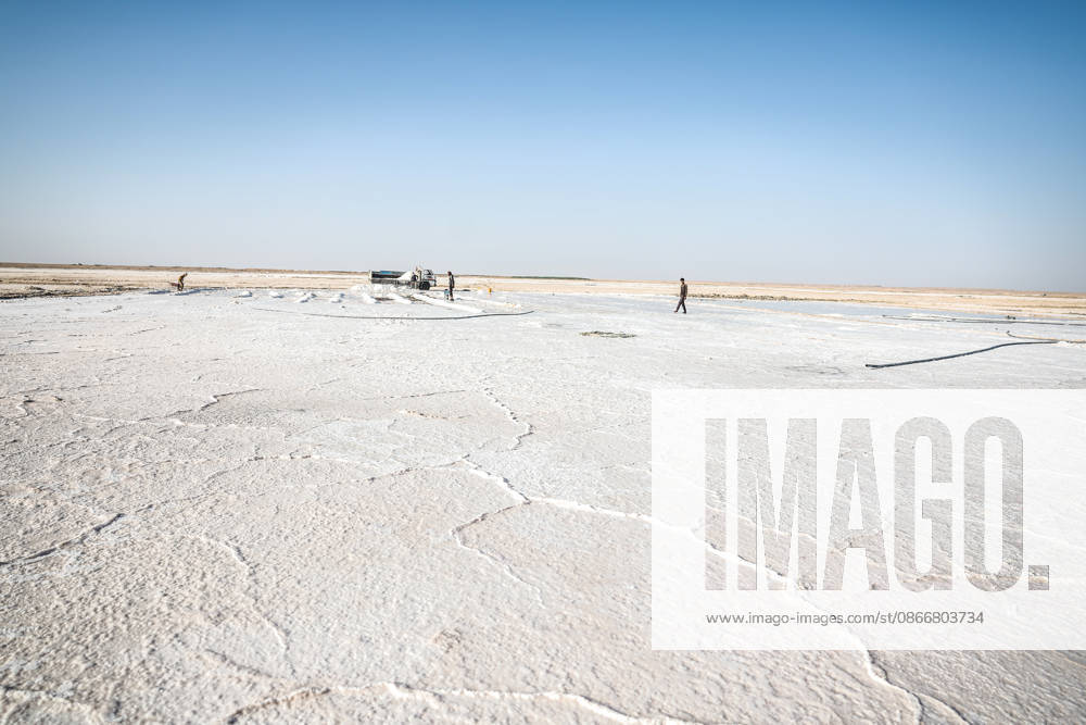 Workers in Syria-Iraq border s Deir ez-Zor Desert make a living from salt DEIR EZ-ZOR, SYRIA - SEPTEMBER 10: Workers laboring in the Deir ez-Zor Desert on the Syria-Iraq border try to support their families with the salt they extract from deep in the ground, enduring scorching heat and thick dust in Deir ez-Zor, Syria on September 10, 2026. After putting the salt they dig out of the earth through various processes, workers gather it with wheelbarrows and load it onto trucks. Despite all these harsh conditions, salt production continues to be one of the most vital sources of livelihood for the local population. Abdulrhman El Ali Anadolu Deir ez-Zor Syria. Editorial use only. Please get in touch for any other usage.