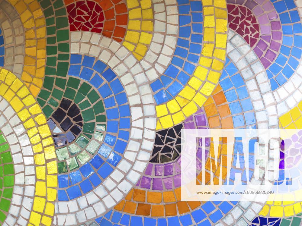 Farbenfrohes, abstraktes Mosaikmuster mit spiralförmigen geometrischen Formen, lebendiger Keramikfliesenhintergrund für zeitgenössische Kunst, Innenausstattung, kreatives Design, Architektur, modernes Texturkonzept Farbenfrohes, abstraktes Mosaikmuster mit spiralförmigen geometrischen Formen, lebhafter Keramikfliesenhintergrund für zeitgenössische Kunst, Innenausstattung, kreatives Design, Architektur, modernes Texturkonzept