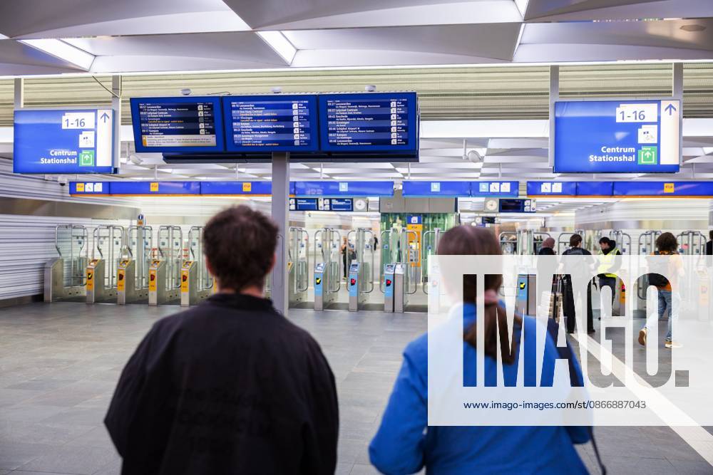 ZWOLLE - Passenger information at Zwolle station. No trains are running in parts of the country due to a disruption that originated at thirteen locations on the tracks in the Central Netherlands. VINCENT JANNINK ANP netherlands out - belgium out