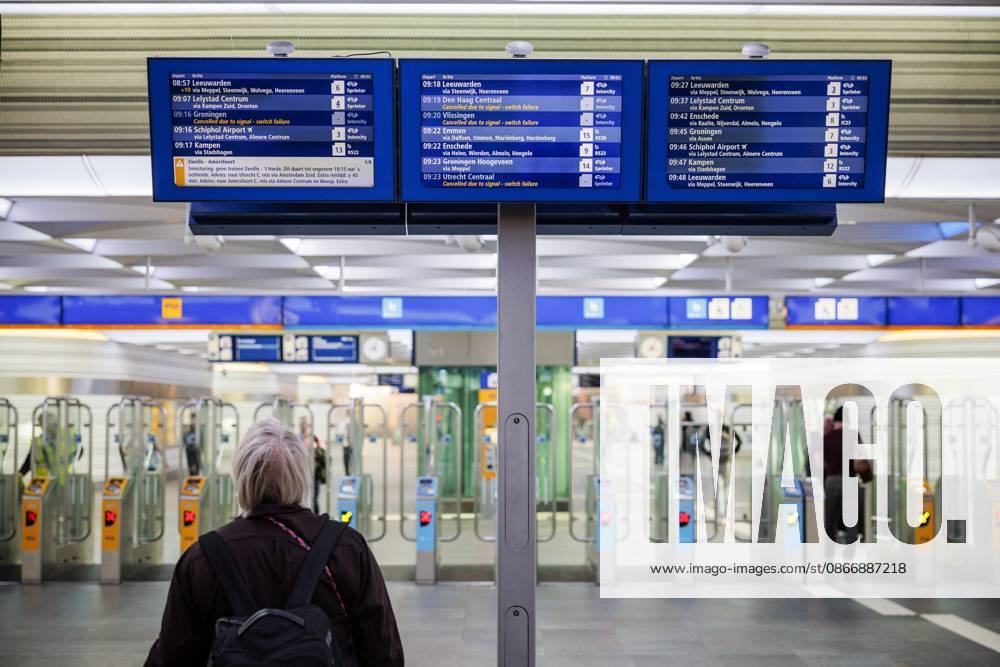 ZWOLLE - Passenger information at Zwolle station. No trains are running in parts of the country due to a disruption that originated at thirteen locations on the tracks in the Central Netherlands. VINCENT JANNINK ANP netherlands out - belgium out