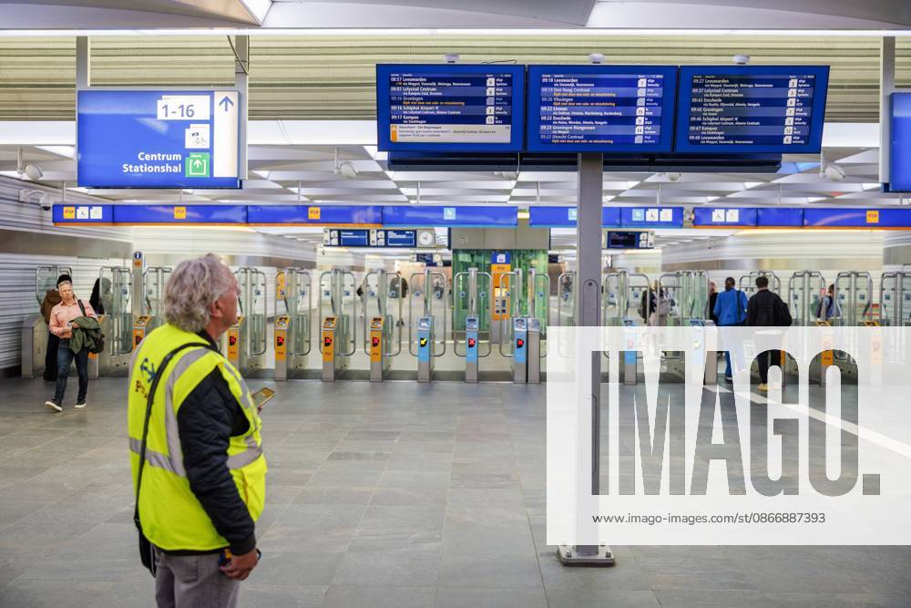 ZWOLLE - Passenger information at Zwolle station. No trains are running in parts of the country due to a disruption that originated at thirteen locations on the tracks in the Central Netherlands. VINCENT JANNINK ANP netherlands out - belgium out