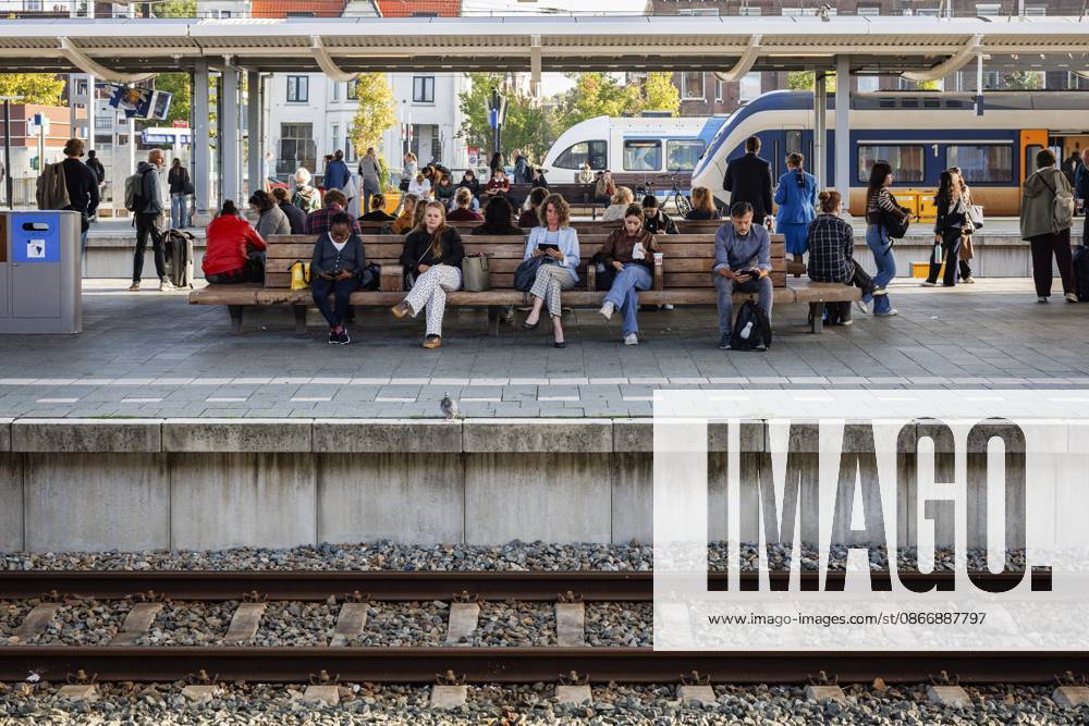 ZWOLLE - An empty platform at Zwolle station. In parts of the country, no trains are running due to a malfunction that originated at thirteen locations on the tracks in the Central Netherlands. VINCENT JANNINK ANP netherlands out - belgium out