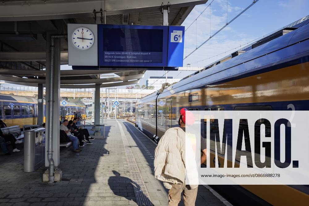 ZWOLLE - An empty platform at Zwolle station. In parts of the country, no trains are running due to a malfunction that originated at thirteen locations on the tracks in the Central Netherlands. VINCENT JANNINK ANP netherlands out - belgium out
