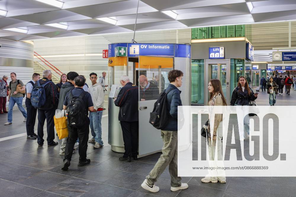 ZWOLLE - Passenger information at Zwolle station. No trains are running in parts of the country due to a disruption that originated at thirteen locations on the tracks in the Central Netherlands. VINCENT JANNINK ANP netherlands out - belgium out