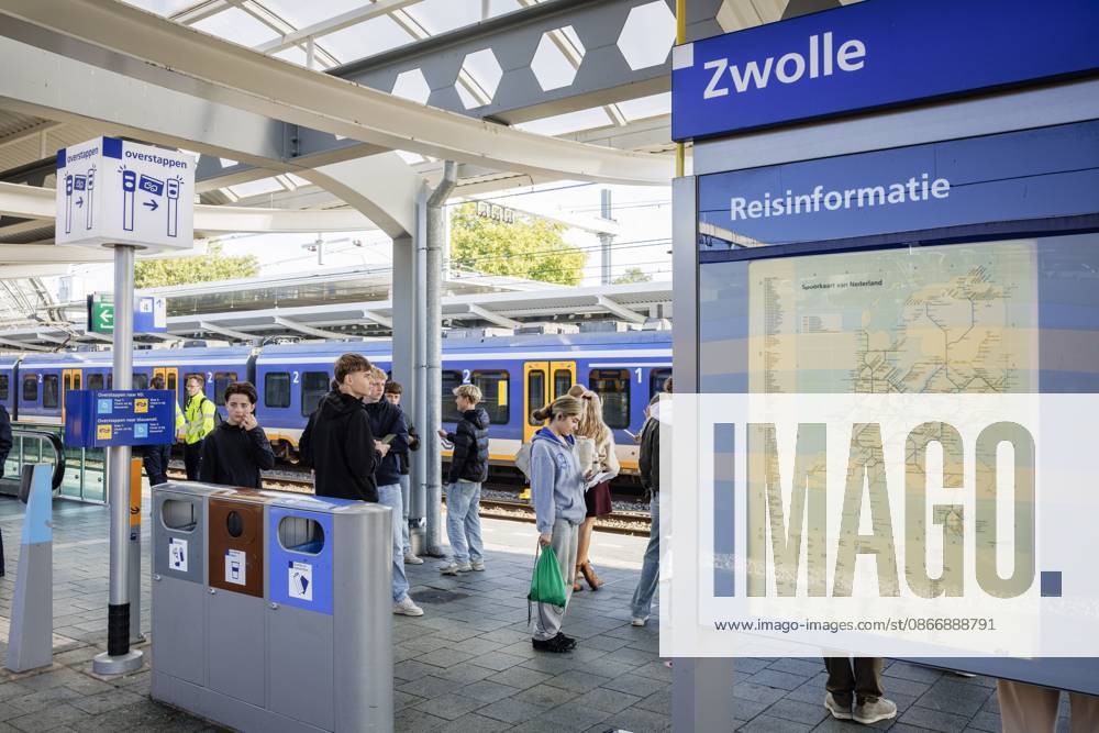 ZWOLLE - Passenger information at Zwolle station. No trains are running in parts of the country due to a disruption that originated at thirteen locations on the tracks in the Central Netherlands. VINCENT JANNINK ANP netherlands out - belgium out