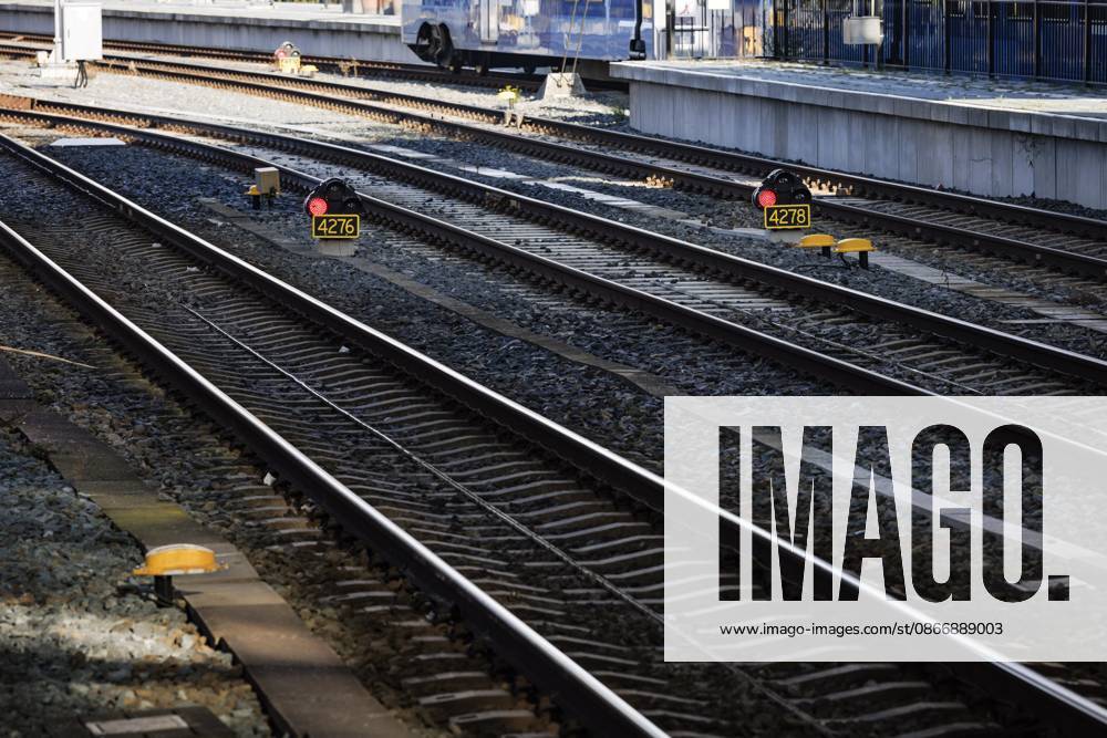 ZWOLLE - An empty track at Zwolle station. In parts of the country, no trains are running due to a malfunction that originated at thirteen locations on the tracks in the Central Netherlands. VINCENT JANNINK ANP netherlands out - belgium out