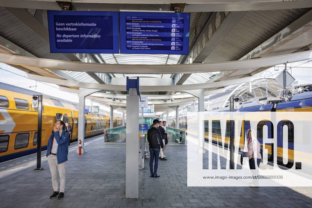 ZWOLLE - An empty platform at Zwolle station. In parts of the country, no trains are running due to a malfunction that originated at thirteen locations on the tracks in the Central Netherlands. VINCENT JANNINK ANP netherlands out - belgium out
