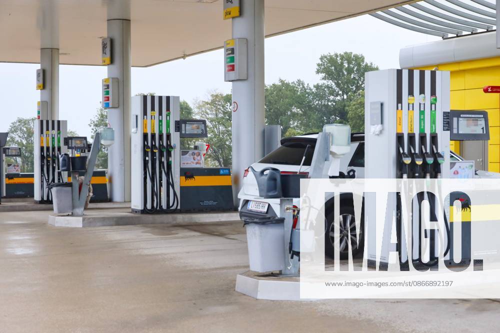 Linz, AUT, On the Road in Upper Austria, Thematic Image, Stock Photo, Various Thematic Images, Pictured: Agip Gas Station, Dietach, Current Gas Prices, Digital Display, Fuel, Mineral Oils, Mineral Oil Tax, Refueling, Gas Price Cap, Gasoline, Diesel,