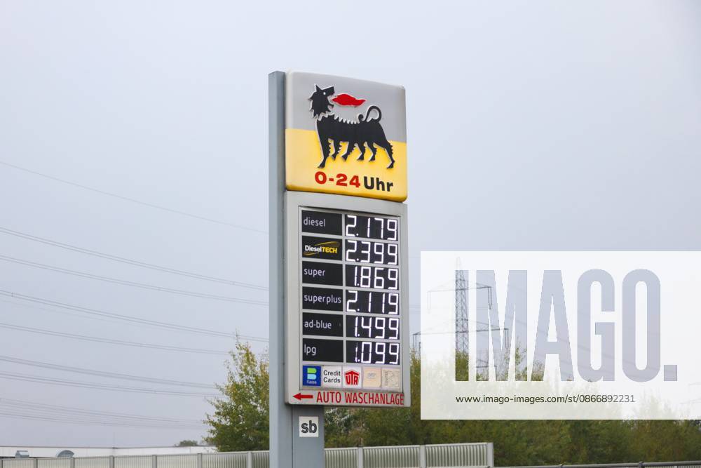 Linz, AUT, On the Road in Upper Austria, Thematic Image, Stock Photo, Various Thematic Images, Pictured: Agip Gas Station, Dietach, Current Gas Prices, Digital Display, Fuel, Mineral Oils, Mineral Oil Tax, Refueling, Gas Price Cap, Gasoline, Diesel,