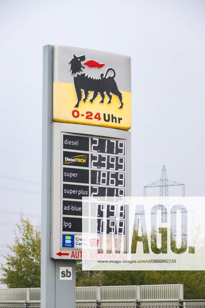 Linz, AUT, On the Road in Upper Austria, Thematic Image, Stock Photo, Various Thematic Images, Pictured: Agip Gas Station, Dietach, Current Gas Prices, Digital Display, Fuel, Mineral Oils, Mineral Oil Tax, Refueling, Gas Price Cap, Gasoline, Diesel,