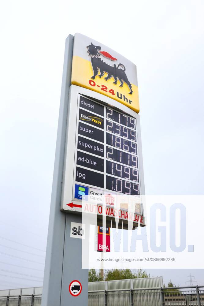 Linz, AUT, On the Road in Upper Austria, Thematic Image, Stock Photo, Various Thematic Images, Pictured: Agip Gas Station, Dietach, Current Gas Prices, Digital Display, Fuel, Mineral Oils, Mineral Oil Tax, Refueling, Gas Price Cap, Gasoline, Diesel,