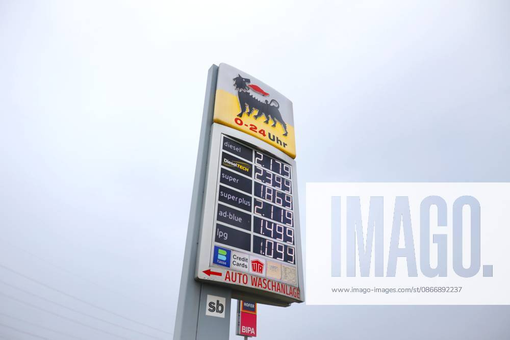 Linz, AUT, On the Road in Upper Austria, Thematic Image, Stock Photo, Various Thematic Images, Pictured: Agip Gas Station, Dietach, Current Gas Prices, Digital Display, Fuel, Mineral Oils, Mineral Oil Tax, Refueling, Gas Price Cap, Gasoline, Diesel,