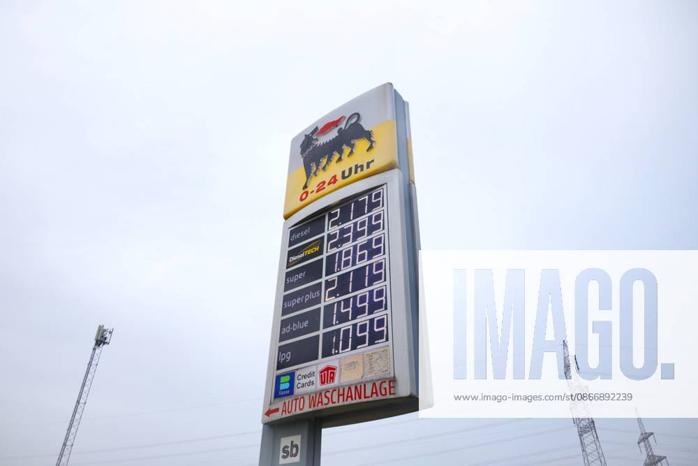Linz, AUT, On the Road in Upper Austria, Thematic Image, Stock Photo, Various Thematic Images, Pictured: Agip Gas Station, Dietach, Current Gas Prices, Digital Display, Fuel, Mineral Oils, Mineral Oil Tax, Refueling, Gas Price Cap, Gasoline, Diesel,