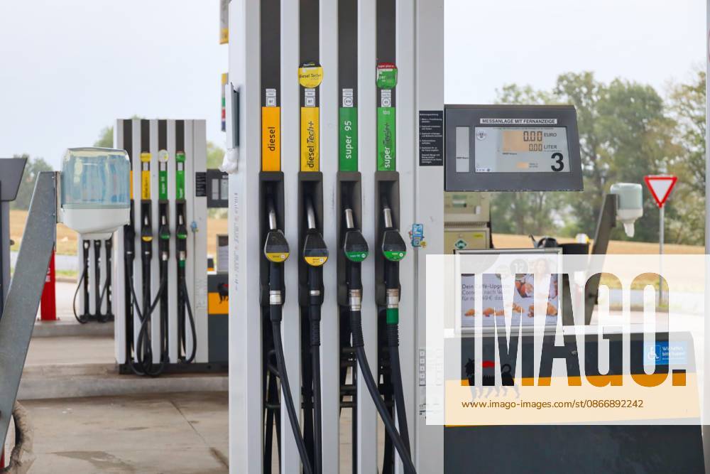 Linz, AUT, On the Road in Upper Austria, Thematic Image, Stock Photo, Various Thematic Images, Pictured: Agip Gas Station, Dietach, Current Gas Prices, Digital Display, Fuel, Mineral Oils, Mineral Oil Tax, Refueling, Gas Price Cap, Gasoline, Diesel,