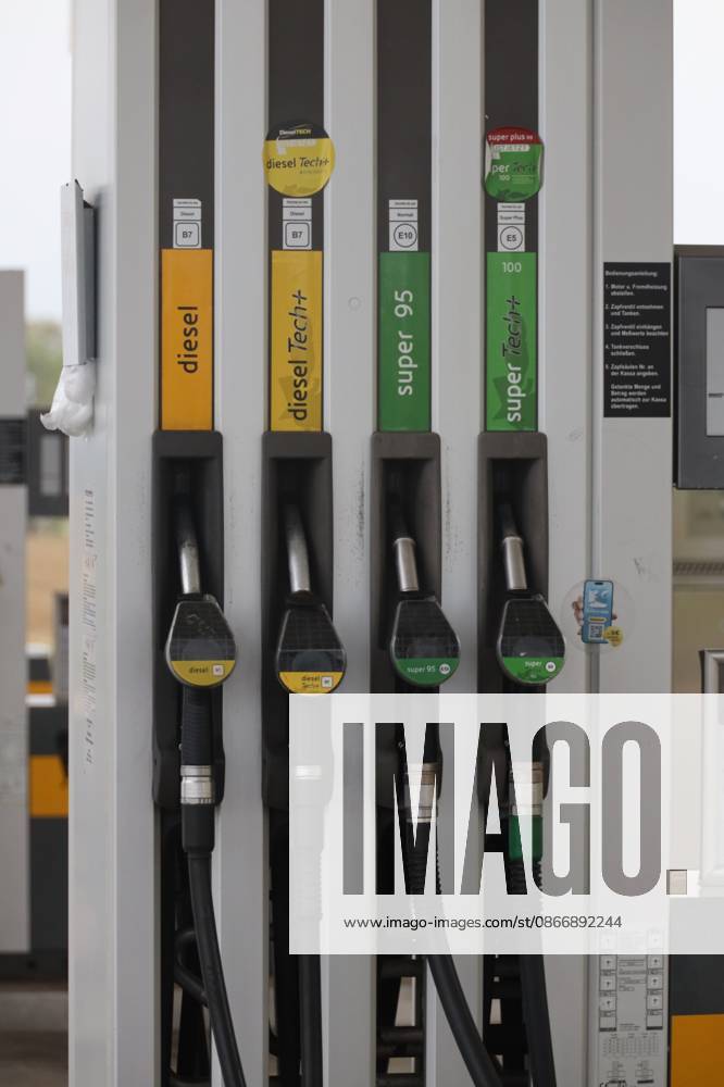 Linz, AUT, On the Road in Upper Austria, Thematic Image, Stock Photo, Various Thematic Images, Pictured: Agip Gas Station, Dietach, Current Gas Prices, Digital Display, Fuel, Mineral Oils, Mineral Oil Tax, Refueling, Gas Price Cap, Gasoline, Diesel,