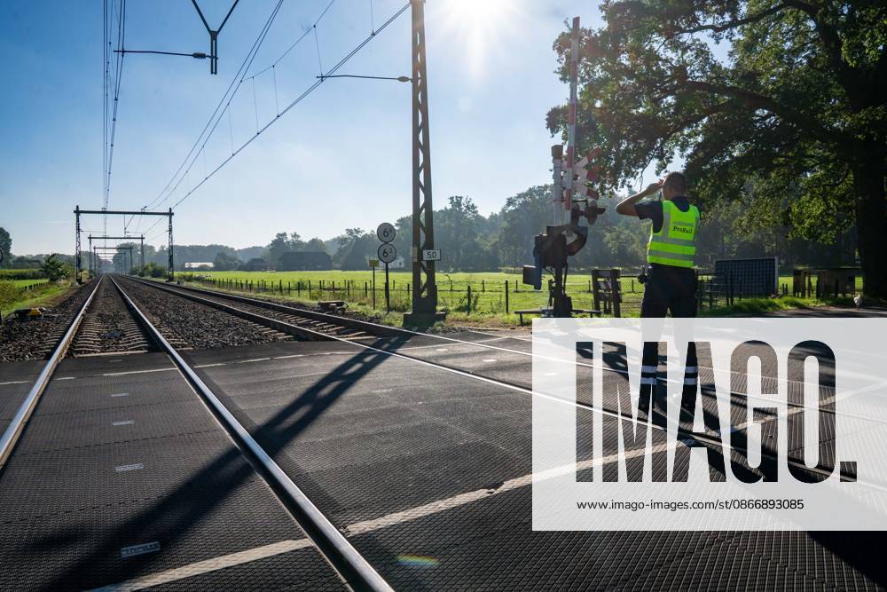 DE KLOMP - A ProRail employee along the tracks. No trains are running in parts of the country due to a malfunction that originated at thirteen locations on the tracks in the central Netherlands. The malfunction was caused by sabotage, ProRail reports. RENS HULMAN PHOTOGRAPHY ANP netherlands out - belgium out