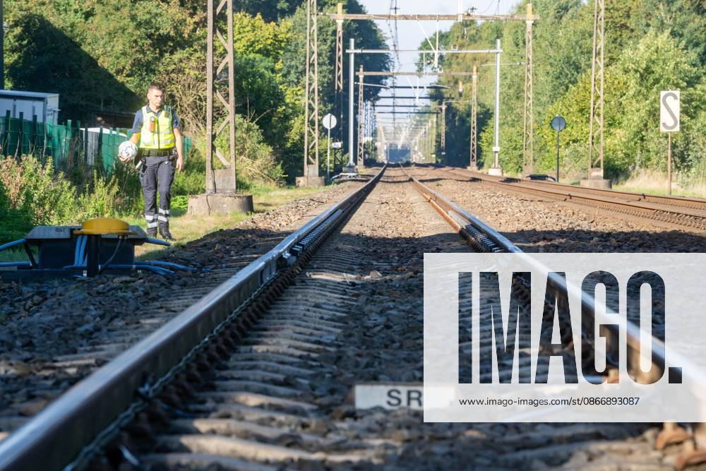 DE KLOMP - A ProRail employee along the tracks. No trains are running in parts of the country due to a malfunction that originated at thirteen locations on the tracks in the central Netherlands. The malfunction was caused by sabotage, ProRail reports. RENS HULMAN PHOTOGRAPHY ANP netherlands out - belgium out