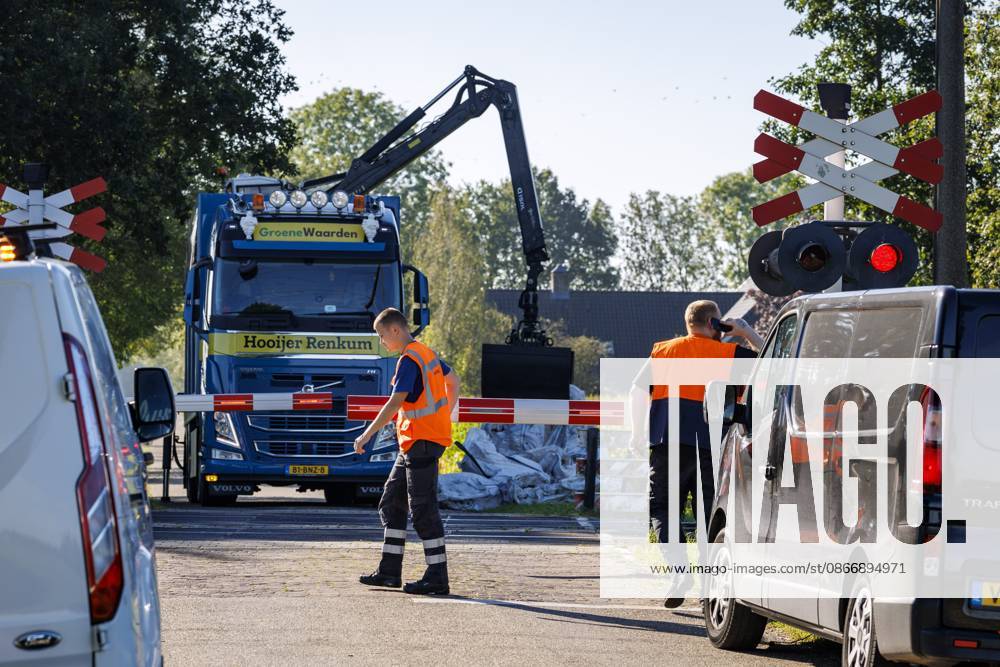 HOLTEN - A contractor employee along the tracks. In parts of the country, no trains are running due to a malfunction that occurred at thirteen locations on the tracks in the Central Netherlands. The malfunction was caused by sabotage, reports ProRail. VINCENT JANNINK ANP netherlands out - belgium out