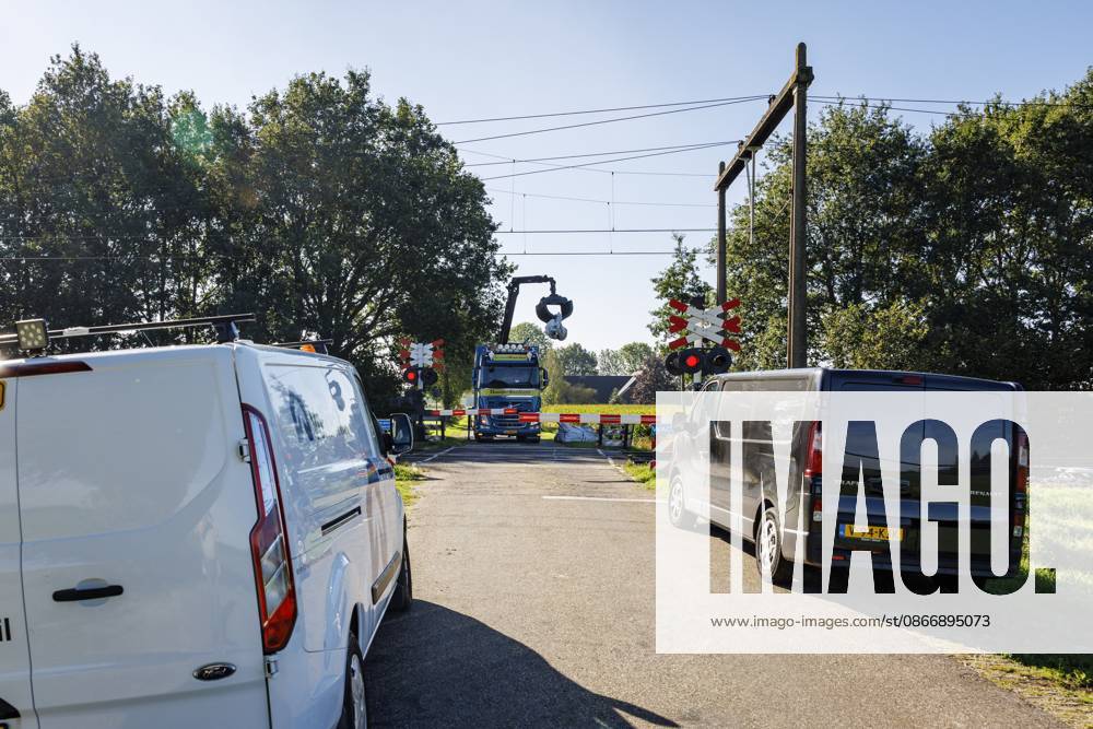 HOLTEN - A contractor employee along the tracks. In parts of the country, no trains are running due to a malfunction that occurred at thirteen locations on the tracks in the Central Netherlands. The malfunction was caused by sabotage, reports ProRail. VINCENT JANNINK ANP netherlands out - belgium out