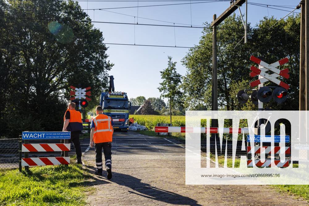HOLTEN - Contractor employees along the railway line. In parts of the country, no trains are running due to a malfunction that occurred at thirteen locations on the tracks in the Central Netherlands. The malfunction was caused by sabotage, reports ProRail. VINCENT JANNINK ANP netherlands out - belgium out