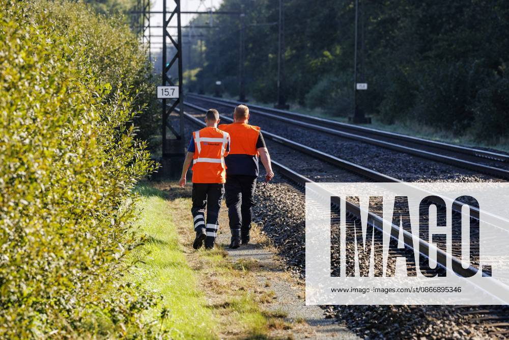 HOLTEN - Contractor employees along the railway line. In parts of the country, no trains are running due to a malfunction that occurred at thirteen locations on the tracks in the Central Netherlands. The malfunction was caused by sabotage, reports ProRail. VINCENT JANNINK ANP netherlands out - belgium out