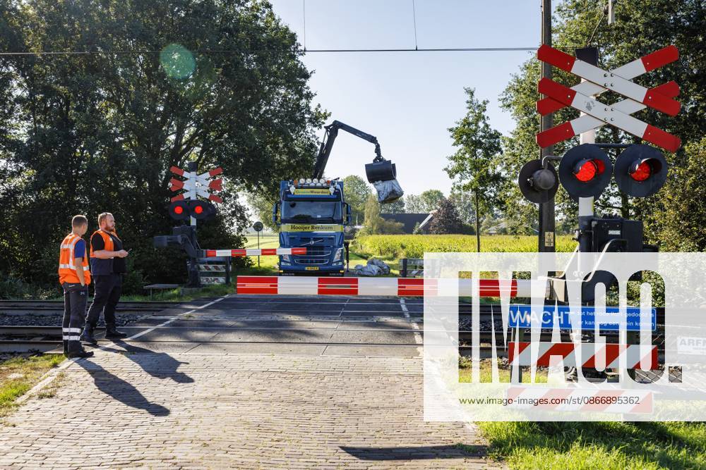 HOLTEN - Contractor employees along the railway line. In parts of the country, no trains are running due to a malfunction that occurred at thirteen locations on the tracks in the Central Netherlands. The malfunction was caused by sabotage, reports ProRail. VINCENT JANNINK ANP netherlands out - belgium out