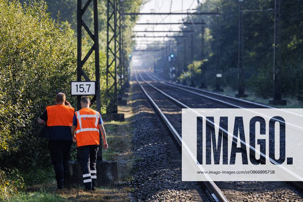 HOLTEN - Contractor employees along the railway line. In parts of the country, no trains are running due to a malfunction that occurred at thirteen locations on the tracks in the Central Netherlands. The malfunction was caused by sabotage, reports ProRail. VINCENT JANNINK ANP netherlands out - belgium out
