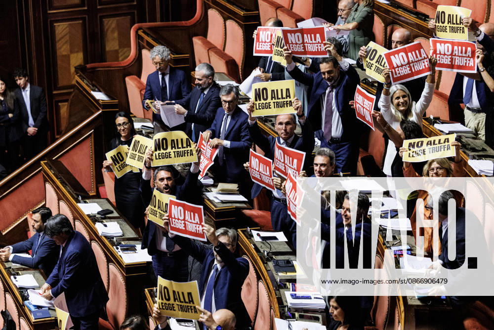 Opposition protests during the Senate s general debate and final vote on the electoral law, Rome, September 15, 2026. Rome Italy - ZUMAa289 20260915_zia_a289_022