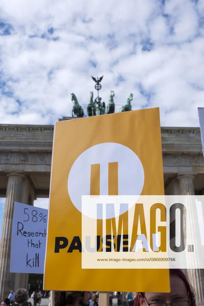 On Tuesday, September 15, 2026, activists held a demonstration in front of the Brandenburg Gate to draw attention to the risks posed by artificial intelligence (AI). The Super AI? No, Thanks ca