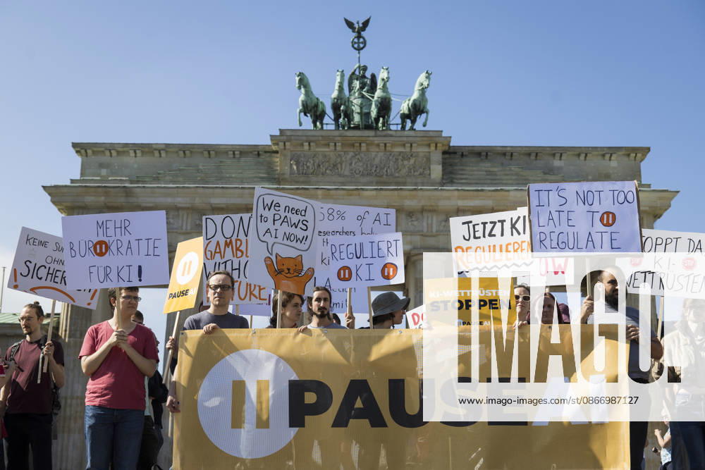 Pause AI, demonstration in front of the Brandenburg Gate, Berlin, September 15, 2026. Members holding signs calling for a pause in AI development during a demonstration by the Pause AI movement in front of the Brandenburg Gate, Berlin, September 15, 2026. Berlin, Brandenburg Gate