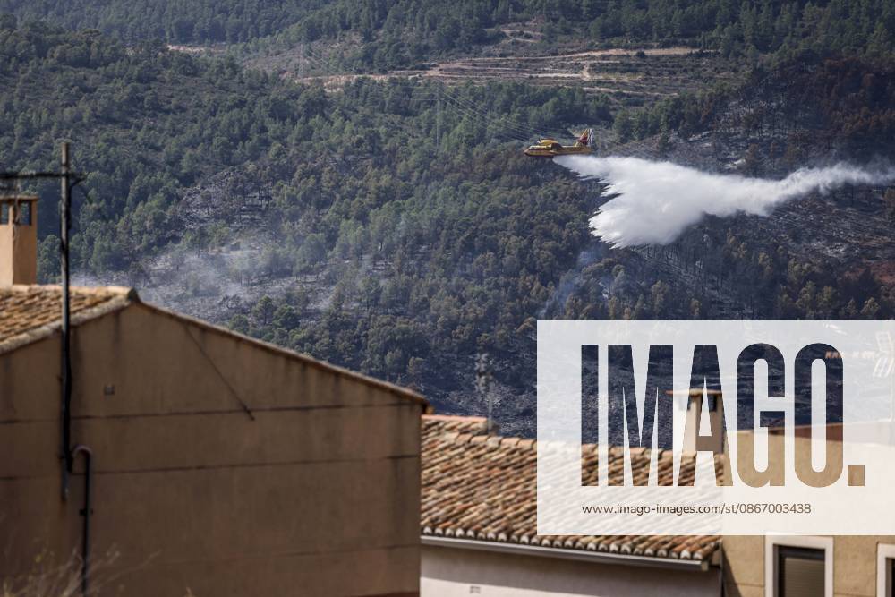 The Tuéjar fire has burned 880 hectares, and efforts are focused on preventing it from crossing the reservoir ahead of the storm. An airplane is assisting in the efforts to extinguish the wildfire, on September 16, 2026, in Tuéjar, Valencia, Valencian Community, Spain. The fire, which broke out on the afternoon of Tuesday, September 15, in the Valencian town of Tuéjar, has evolved favorably overnight, but it remains active, and efforts are now focused on preventing it from spreading west of the reservoir, with authorities monitoring the storm expected this afternoon and wind conditions, which may be erratic, with gusts ranging from 50 to 80 kilometers per hour SEPTEMBER 16, 2026 Tuéjar, Valencia, Valencian Community Tuéjar, Valencia, Valen