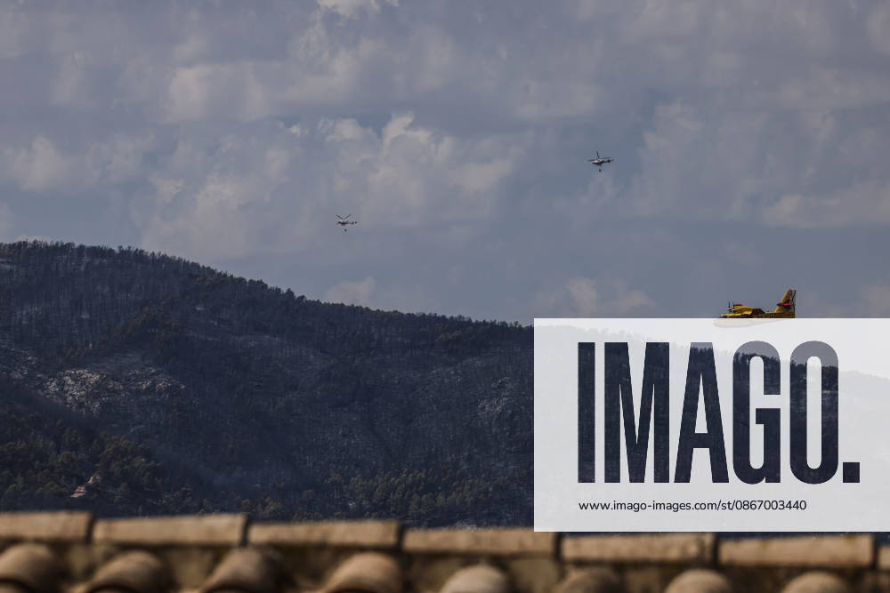 The Tuéjar fire has burned 880 hectares, and efforts are focused on preventing it from crossing the reservoir ahead of the storm. An airplane is assisting in the efforts to extinguish the wildfire, on September 16, 2026, in Tuéjar, Valencia, Valencian Community, Spain. The fire, which broke out on the afternoon of Tuesday, September 15, in the Valencian town of Tuéjar, has evolved favorably overnight, but it remains active, and efforts are now focused on preventing it from spreading west of the reservoir, with authorities monitoring the storm expected this afternoon and wind conditions, which may be erratic, with gusts ranging from 50 to 80 kilometers per hour SEPTEMBER 16, 2026 Tuéjar, Valencia, Valencian Community Tuéjar, Valencia, Valen