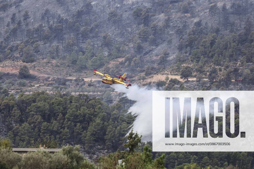 The Tuéjar fire has burned 880 hectares, and efforts are focused on preventing it from crossing the reservoir ahead of the storm. An airplane is assisting in the efforts to extinguish the wildfire, on September 16, 2026, in Tuéjar, Valencia, Valencian Community, Spain. The fire, which broke out on the afternoon of Tuesday, September 15, in the Valencian town of Tuéjar, has evolved favorably overnight, but it remains active, and efforts are now focused on preventing it from spreading west of the reservoir, with authorities monitoring the storm expected this afternoon and wind conditions, which may be erratic with gusts ranging from 50 to 80 kilometers per hour. SEPTEMBER 16, 2026 Tuéjar, Valencia, Valencian Community Tuéjar, Valencia, Valen