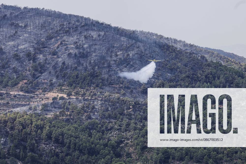 The Tuéjar fire has burned 880 hectares, and efforts are focused on preventing it from crossing the reservoir ahead of the storm. An airplane is assisting in the efforts to extinguish the wildfire, on September 16, 2026, in Tuéjar, Valencia, Valencian Community, Spain. The fire, which broke out on the afternoon of Tuesday, September 15, in the Valencian town of Tuéjar, has evolved favorably overnight, but it remains active, and efforts are now focused on preventing it from spreading west of the reservoir, with authorities monitoring the storm expected this afternoon and wind conditions, which may be erratic with gusts ranging from 50 to 80 kilometers per hour. SEPTEMBER 16, 2026 Tuéjar, Valencia, Valencian Community Tuéjar, Valencia, Valen