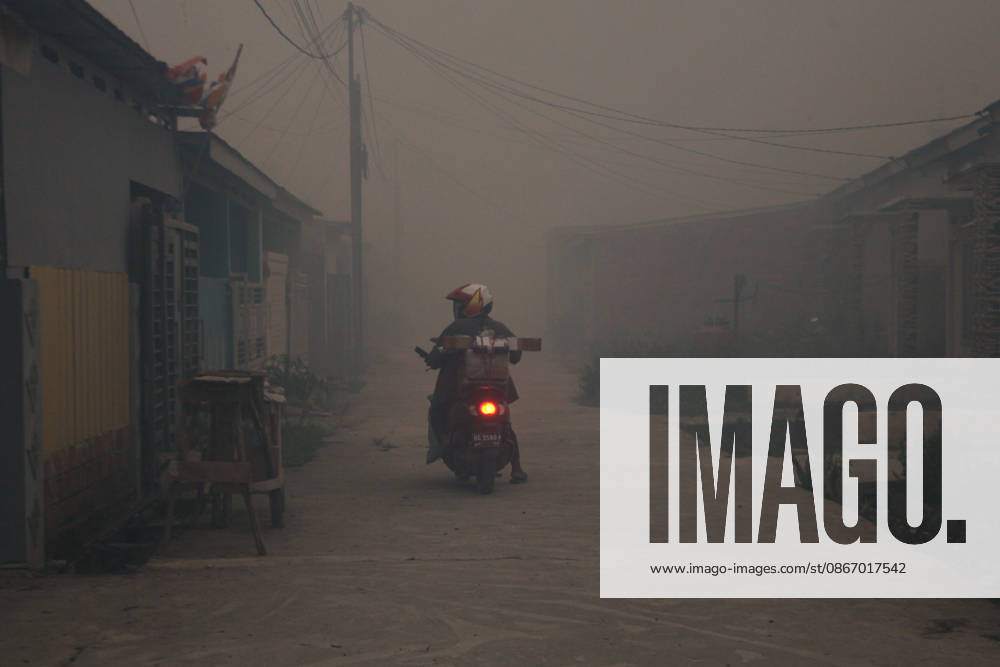 Wildfires fueled by El Nino affect Indonesia PALEMBANG, INDONESIA - SEPTEMBER 16: A motorist rides through the smoke as wildfire breaks out near their house in Sematang Borang district of Palembang, South Sumatra, Indonesia, on September 16, 2026. El Nino conditions are fueling wildfires across Indonesia, with around 113,336 cases of respiratory illness reported, according to health officials. Children under the age of 5 account for 26,545 cases, more than 20% of all recorded acute respiratory infection cases. Around 12.5 million people have been affected by wildfires, according to data from the Indonesian Health Ministry. Muhammad Fajri Anadolu Palembang Indonesia. Editorial use only. Please get in touch for any other usage.
