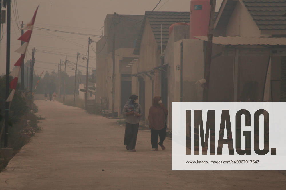 Wildfires fueled by El Nino affect Indonesia PALEMBANG, INDONESIA - SEPTEMBER 16: Women walk through the smoke as wildfire breaks out near their house in Sematang Borang district of Palembang, South Sumatra, Indonesia, on September 16, 2026. El Nino conditions are fueling wildfires across Indonesia, with around 113,336 cases of respiratory illness reported, according to health officials. Children under the age of 5 account for 26,545 cases, more than 20% of all recorded acute respiratory infection cases. Around 12.5 million people have been affected by wildfires, according to data from the Indonesian Health Ministry. Muhammad Fajri Anadolu Palembang Indonesia. Editorial use only. Please get in touch for any other usage.