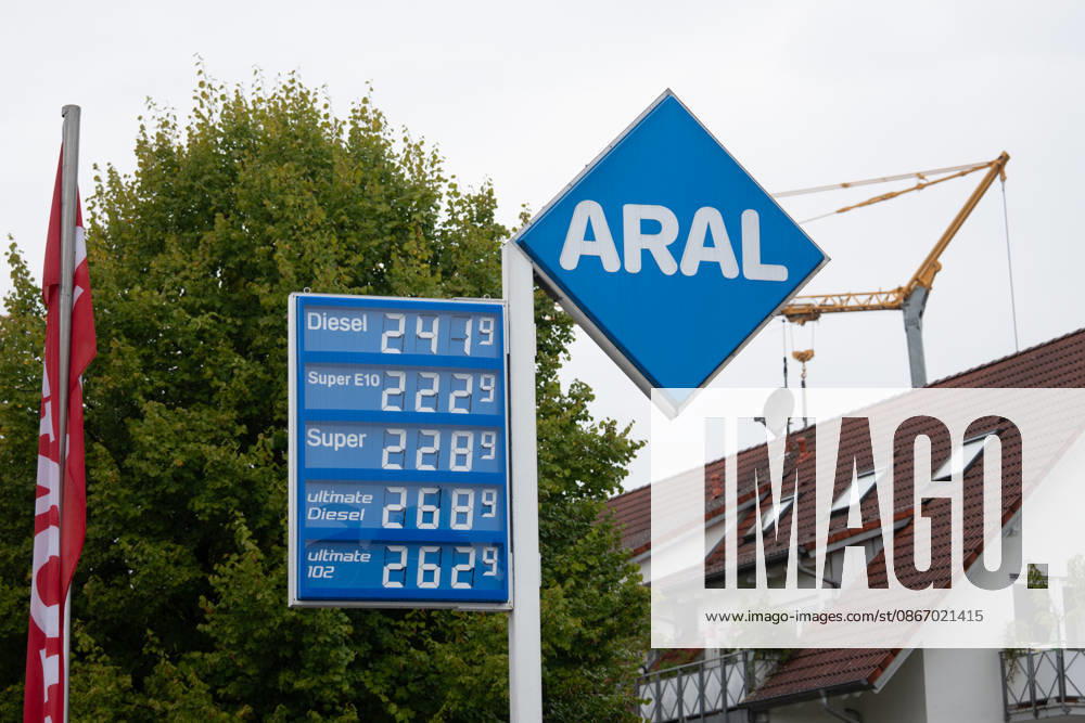 Aral gas station, gas pump, fuel nozzle, gas station display, fuel prices, gasoline, Super E10, Super E5, diesel, fuel prices, refueling, drivers, traffic, mobility, commuters, record prices, price increases, high fuel prices, energy prices,