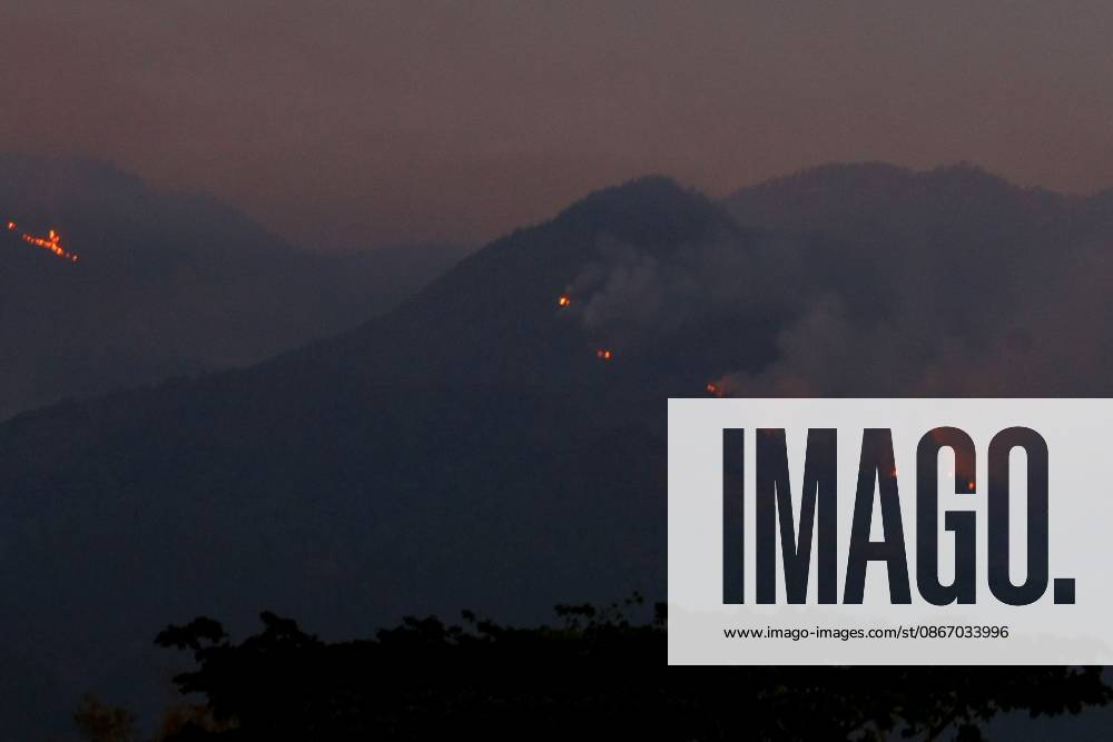 MALANG, EAST JAVA, INDONESIA, SEPTEMBER 16, 2026: Hotspots from a forest fire on Mount Kawi are visible from Malang, East Java. The fire has been burning in the mountainous area since September 1, affecting forest and vegetation on the slopes. Malang City Indonesia - ZUMAq101 20260916_zna_q101_095