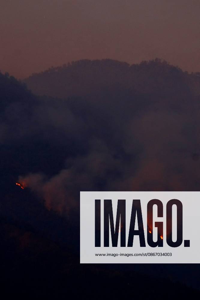 MALANG, EAST JAVA, INDONESIA, SEPTEMBER 16, 2026: Hotspots from a forest fire on Mount Kawi are visible from Malang, East Java. The fire has been burning in the mountainous area since September 1, affecting forest and vegetation on the slopes. Malang City Indonesia - ZUMAq101 20260916_zna_q101_096