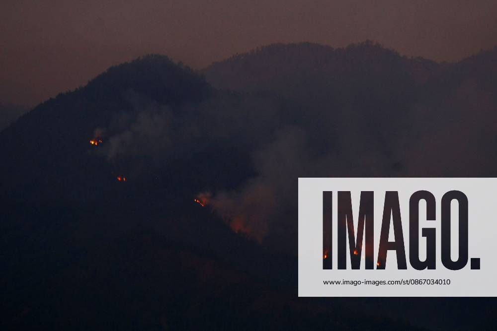 MALANG, EAST JAVA, INDONESIA, SEPTEMBER 16, 2026: Hotspots from a forest fire on Mount Kawi are visible from Malang, East Java. The fire has been burning in the mountainous area since September 1, affecting forest and vegetation on the slopes. Malang City Indonesia - ZUMAq101 20260916_zna_q101_097