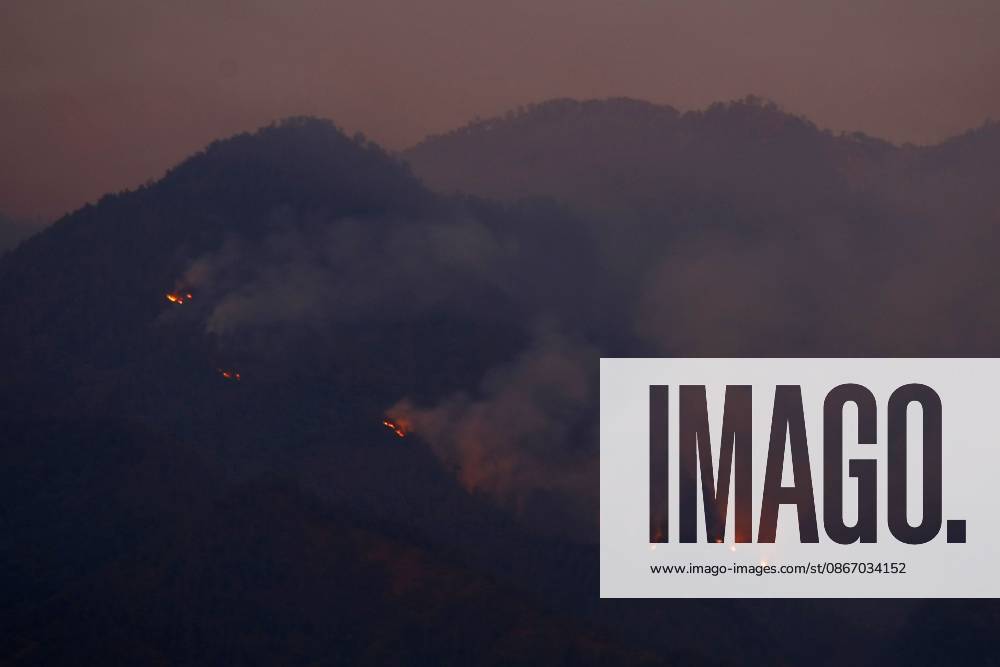 MALANG, EAST JAVA, INDONESIA, SEPTEMBER 16, 2026: Hotspots from a forest fire on Mount Kawi are visible from Malang, East Java. The fire has been burning in the mountainous area since September 1, affecting forest and vegetation on the slopes. Malang City Indonesia - ZUMAq101 20260916_zna_q101_098