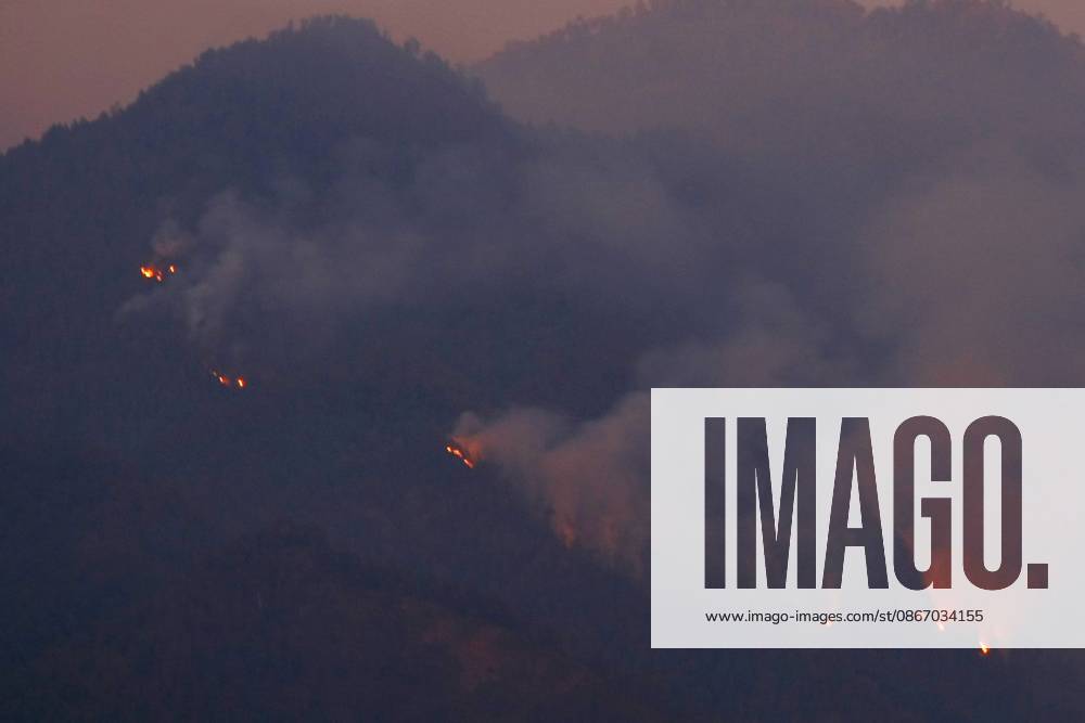 MALANG, EAST JAVA, INDONESIA, SEPTEMBER 16, 2026: Hotspots from a forest fire on Mount Kawi are visible from Malang, East Java. The fire has been burning in the mountainous area since September 1, affecting forest and vegetation on the slopes. Malang City Indonesia - ZUMAq101 20260916_zna_q101_099