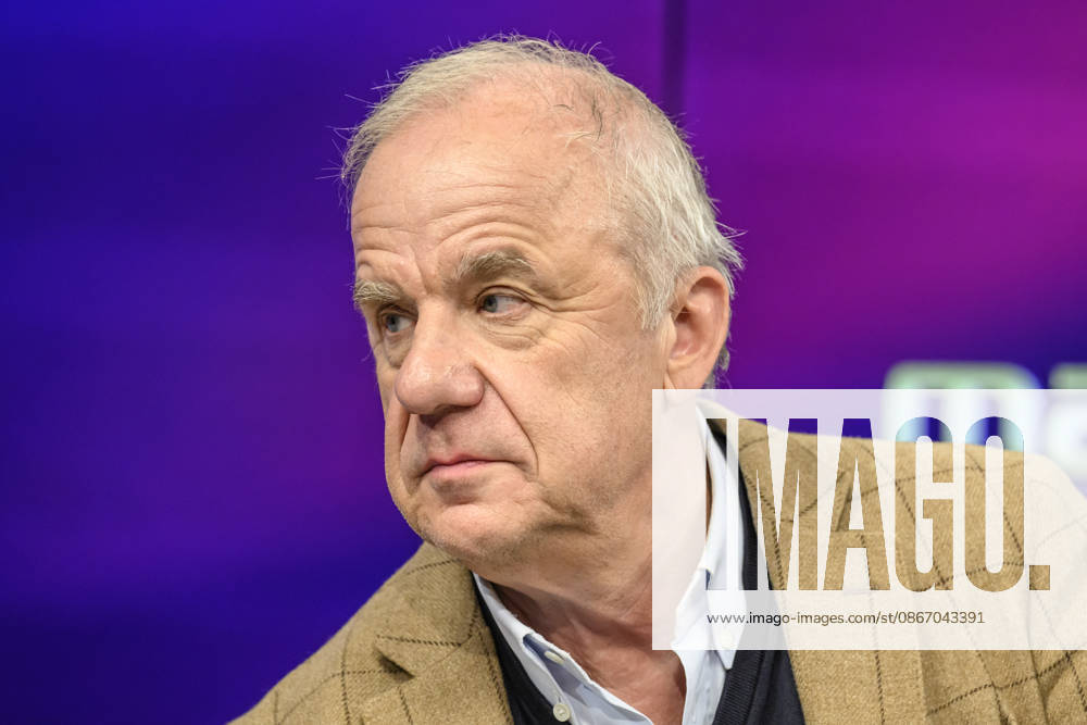 Pictured, from left: Hubertus Meyer Burckhardt, host and TV producer, GER, Berlin, studio, guest on *Maischberger*, political talk show, TV, program, with host Sandra Maischberger, Das Erste, from Adlershof, Studio 20, September 16, 2026,