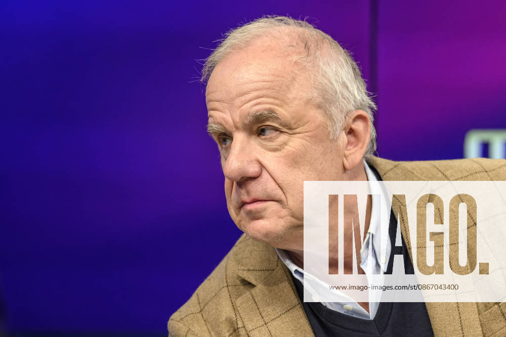 Pictured, from left: Hubertus Meyer Burckhardt, host and TV producer, GER, Berlin, studio, guest on *Maischberger*, political talk show, TV, program, with host Sandra Maischberger, Das Erste, from Adlershof, Studio 20, September 16, 2026,