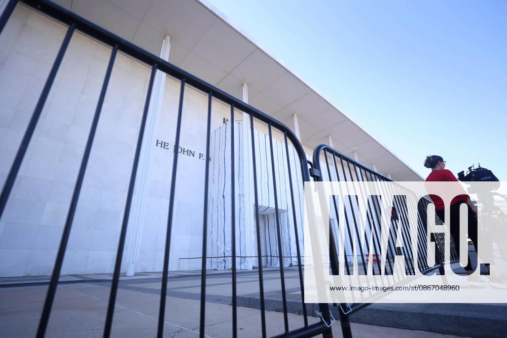 Newly installed metallic fences surround the John F. Kennedy Center for the Performing Arts in Washington, DC, USA, on September 16, 2026. Barricades were placed around the Kennedy Center building a day after the Kennedy Center Board voted to close the venue for repairs after a federal judge blocked the institution from returning President Donald Trumps name to the building. Washington USA - ZUMAs337 20260916_znp_s337_035
