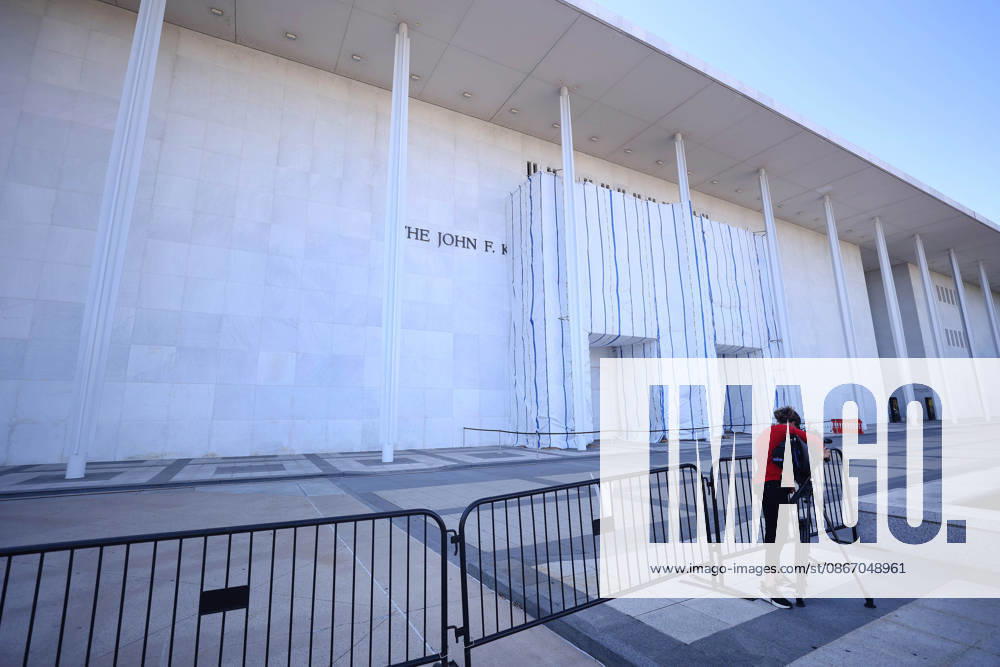 Newly installed metallic fences surround the John F. Kennedy Center for the Performing Arts in Washington, DC, USA, on September 16, 2026. Barricades were placed around the Kennedy Center building a day after the Kennedy Center Board voted to close the venue for repairs after a federal judge blocked the institution from returning President Donald Trumps name to the building. Washington USA - ZUMAs337 20260916_znp_s337_036