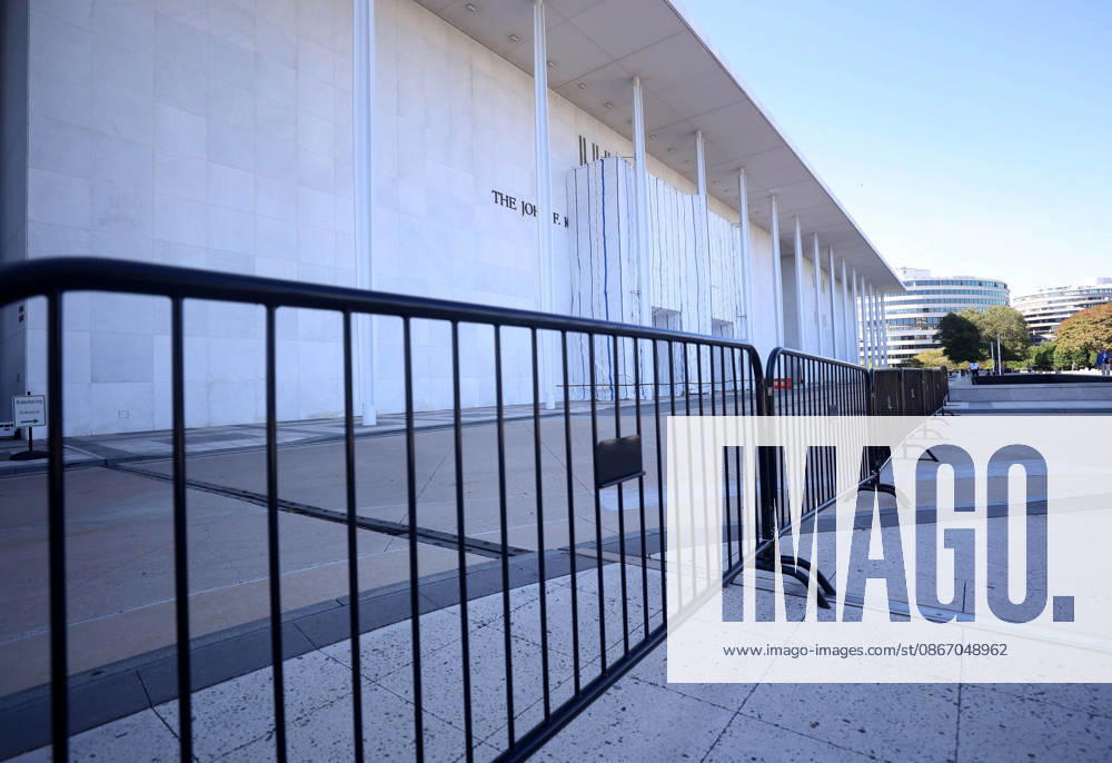 Newly installed metallic fences surround the John F. Kennedy Center for the Performing Arts in Washington, DC, USA, on September 16, 2026. Barricades were placed around the Kennedy Center building a day after the Kennedy Center Board voted to close the venue for repairs after a federal judge blocked the institution from returning President Donald Trumps name to the building. Washington USA - ZUMAs337 20260916_znp_s337_037