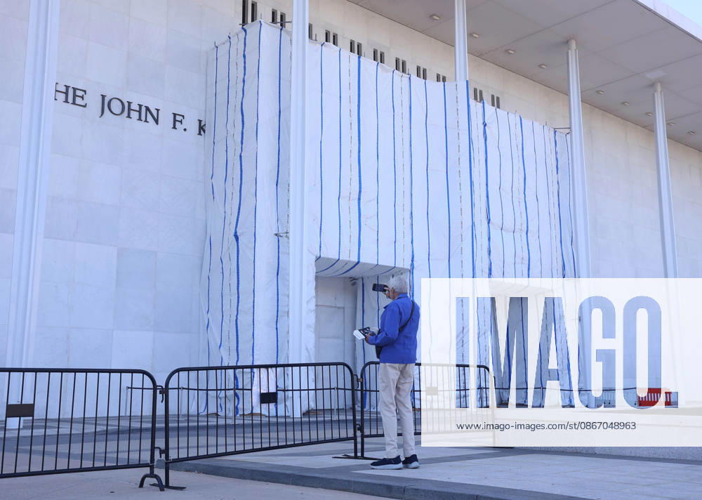 Newly installed metallic fences surround the John F. Kennedy Center for the Performing Arts in Washington, DC, USA, on September 16, 2026. Barricades were placed around the Kennedy Center building a day after the Kennedy Center Board voted to close the venue for repairs after a federal judge blocked the institution from returning President Donald Trumps name to the building. Washington USA - ZUMAs337 20260916_znp_s337_038